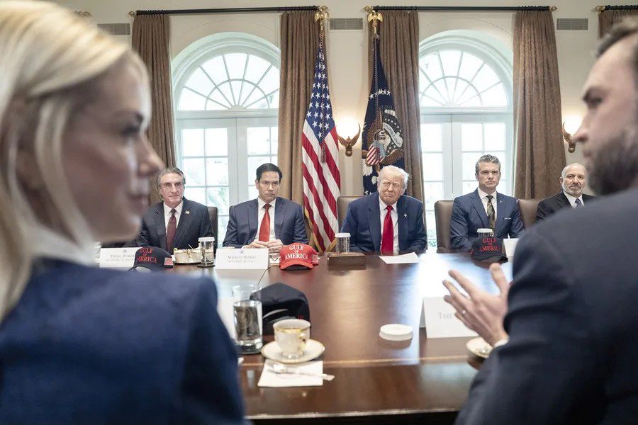 Trump celebra con su gabinete sus primeros 100 días y culpa a Biden del 