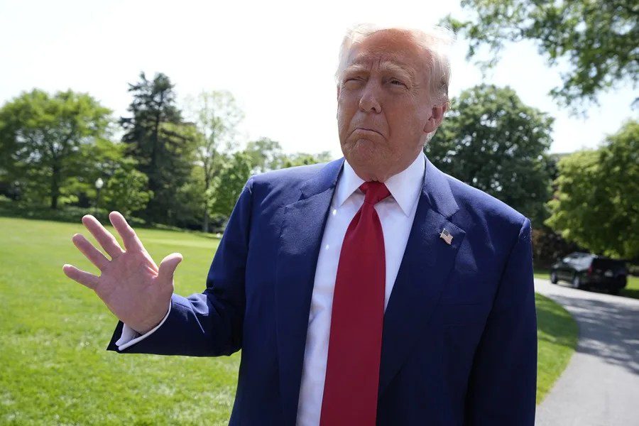 El presidente de Estados Unidos, Donald Trump, habla con la prensa a su salida de la Casa Blanca, este 29 de abril de 2025, desde donde opinión sobre Jeff Bezos . EFE/Yuri Gripas/Pool
