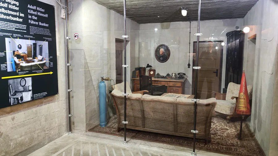 Reproducción histórica de una de las estancias de Adolf Hitler en el búnker berlinés en el que suicidó, parte de la exposición del Berlin Story GmbH