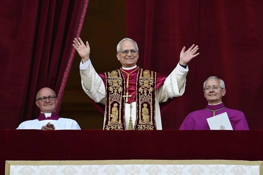 Una imagen de archivo facilitada por los medios de comunicación vaticanos muestra al recién elegido Papa León XIV.