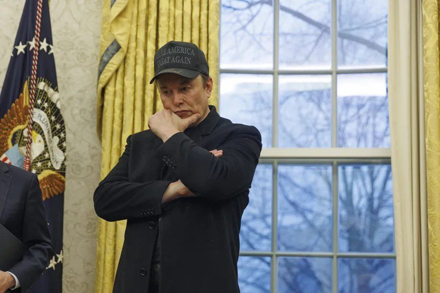 Fotografía de archivo del empresario estadounidense y empleado especial del Gobierno de Estados Unidos, Elon Musk, hablando con los medios en la Casa Blanca. EFE/EPA/Aaron Schwartz / POOL
