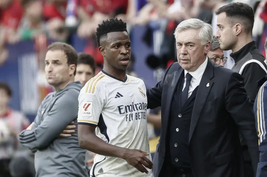 El delantero del Real Madrid Vinicius, de Brasil, se abraza a su entrenador Carlo Ancelotti, en una fotografía de archivo. EFE/ Jesús Diges