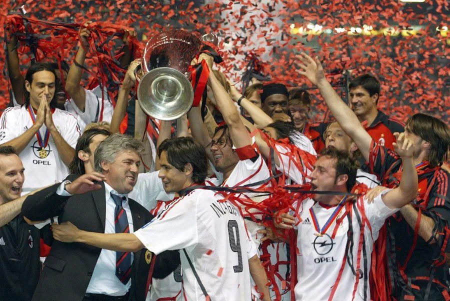 Fotografía de archivo del entrenador Carlo Ancelotti (i) celebrando el título de la Champions League que consiguió con el Milan en 2003. EFE/Gerry Penny