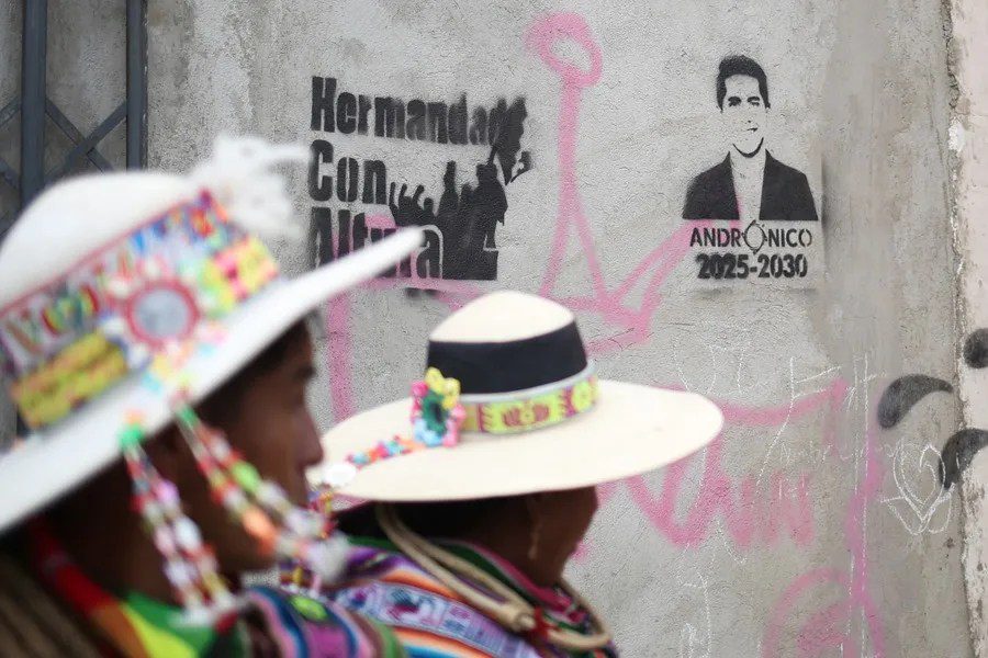 Integrantes de organizaciones sociales participan en un acto de proclamación del presidente del Senado, Andrónico Rodríguez, como candidato a la Presidencia para las elecciones de 2025, este sábado en El Alto (Bolivia). EFE/Luis Gandarillas