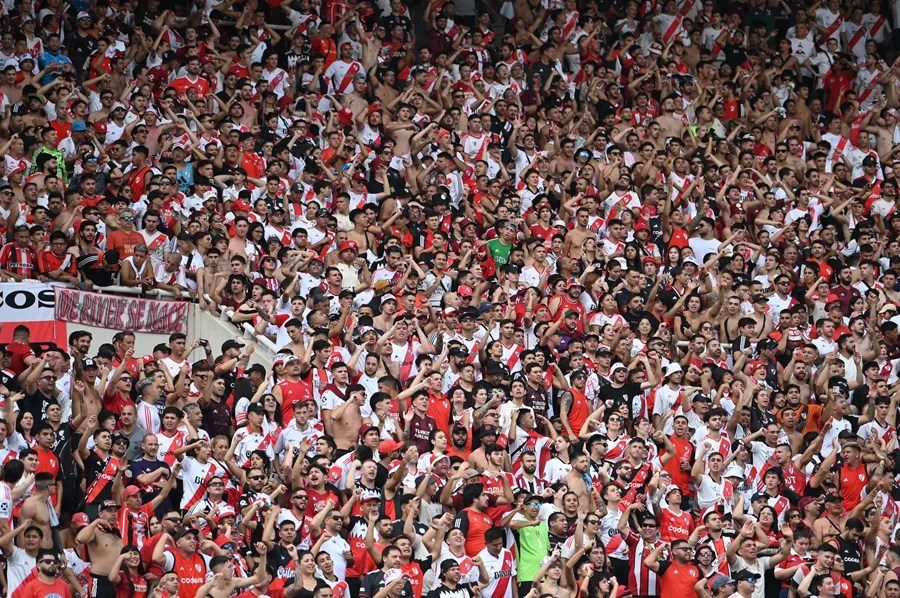 Fotografía de archivo de aficionados de River Plate, uno de los dos equipos clasificados por Argentina al Mundial de Clubes de 2025 en EE.UU. EFE/ Ariel Alejandro Carreras