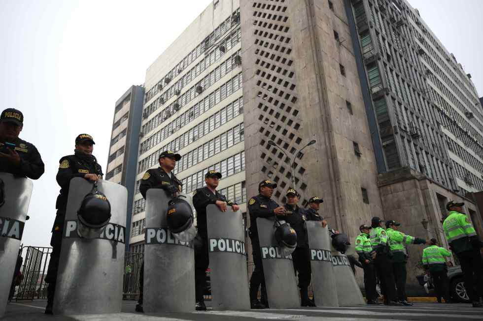 Integrantes de la Policía custodian la sede del Ministerio Publico, este martes en Lima (Perú). EFE/Paolo Aguilar