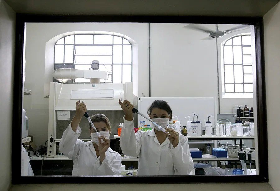 Unas funcionarias de la Fundación Butantan en la ciudad de São Paulo, trabajan para desenvolver una vacuna contra la gripe aviar en una fotografía de archivo. EFE/ Maurilio Cheli