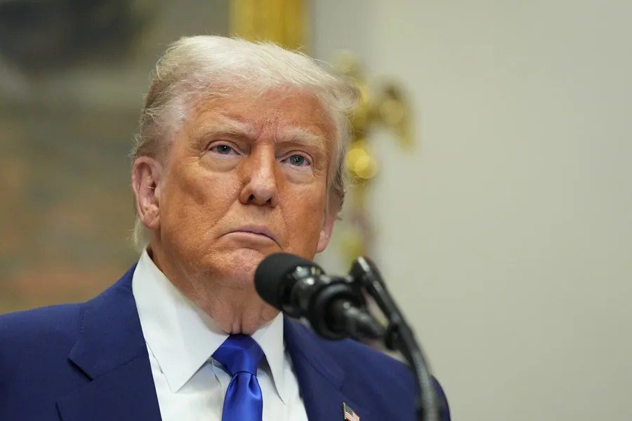 El presidente de Estados Unidos, Donald J Trump, responde a preguntas de la prensa en la Sala Roosevelt de la Casa Blanca en Washington, DC, Estados Unidos. EFE/EPA/CHRIS KLEPONIS/ POOL
