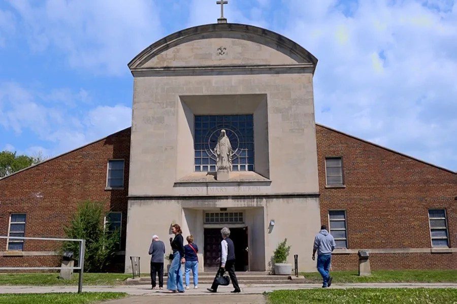 Captura de video que muestra, el 10 de mayo de 2025, la iglesia 'Santa María de la Asunción', donde el papa León XIV fue monaguillo, en Chicago (Estados Unidos). EFE/ Alberto Boal