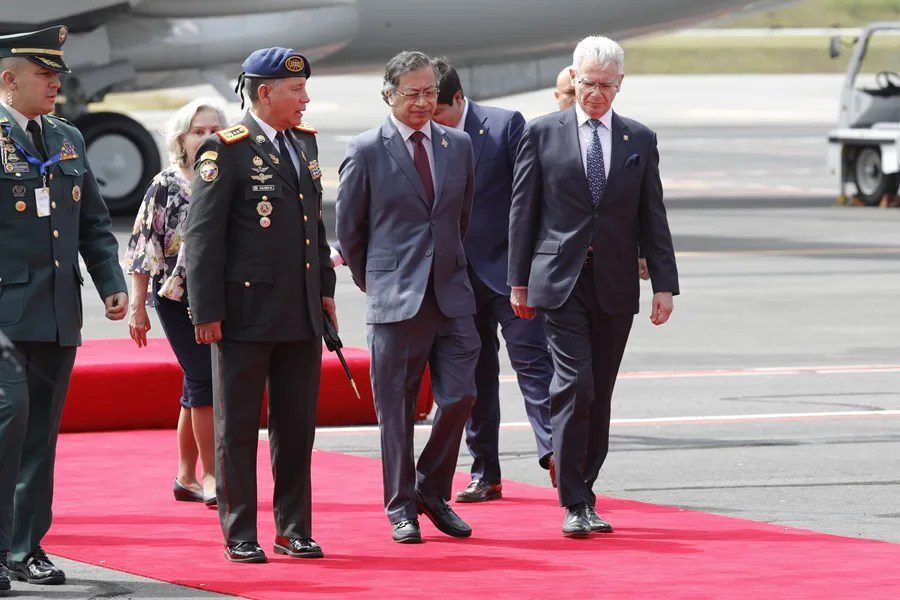 Noboa llega al Parlamento de Ecuador para la investidura que inaugurará su nuevo mandato