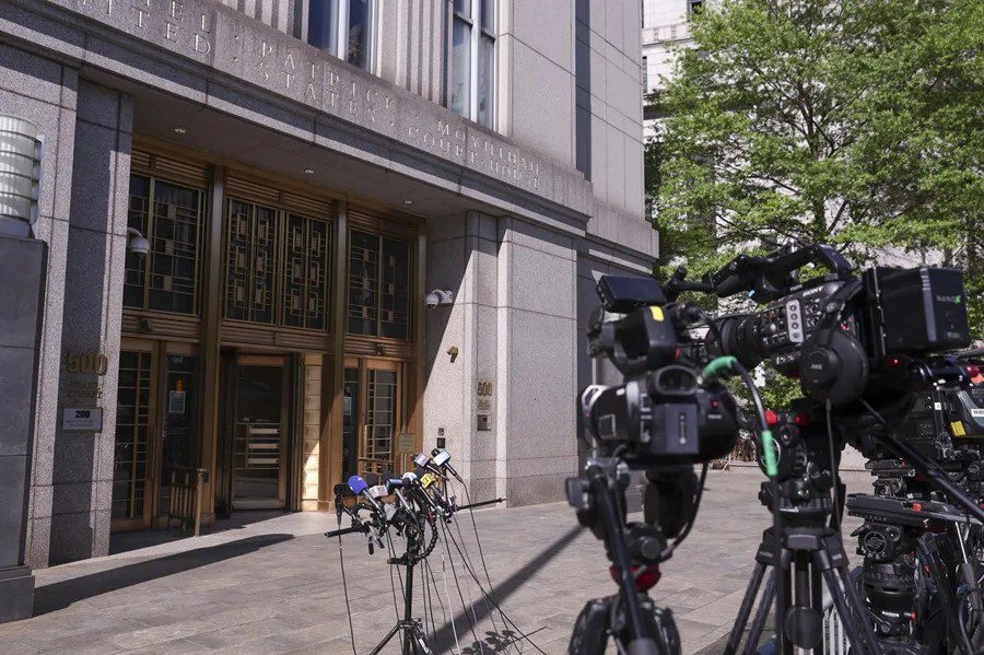 Los medios hacen presencia en el tribunal de Nueva York donde se realiza el juicio, este 12 de mayo de 2025, del cantante de rap Sean Combs, conocido como Diddy acusado de violencia sexual, proxenetismo y crimen organizado. EFE/Sarah Yenesel