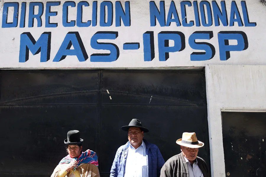 Afines al expresidente de Bolivia Evo Morales realizan un plantón en la direccion nacional del Movimiento Al Socialismo (MAS), en una fotografía de archivo. EFE/ Luis Gandarillas