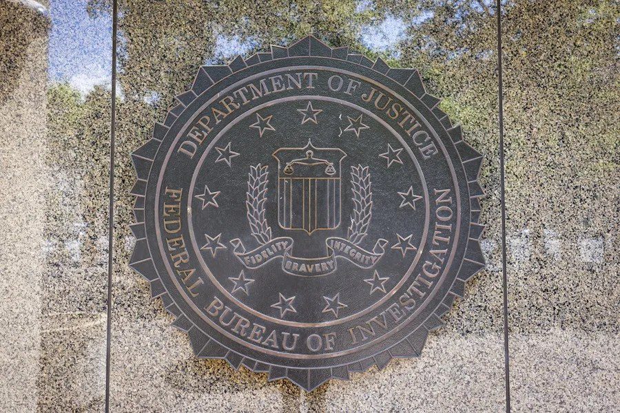 Vista de la entrada a la sede principal del FBI en Washington, donde se ve el escudo de la agencia, este 16 de mayo de 2025. EFE/Jim Lo Scalzo