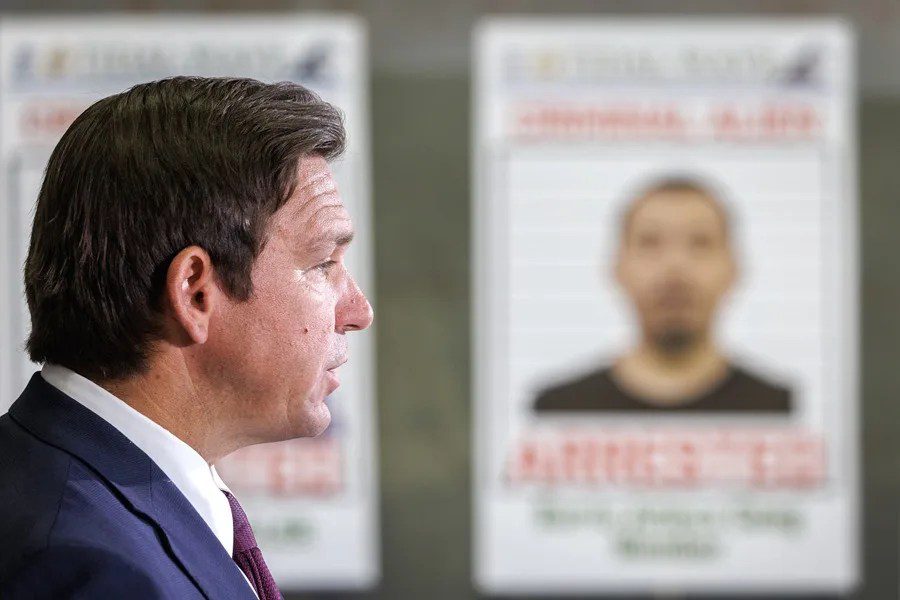 El gobernador de Florida, el republicano Ron DeSantis, habla sobre los arrestos de inmigrantes en Florida, este 1 de mayo de 2025, en Miramar. EFE/Cristóbal Herrera