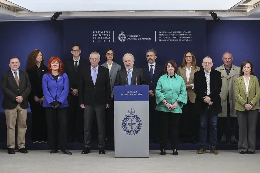 El jurado del Premio Princesa de Asturias de las Letras 2025, presidido por el director de la Real Academia Española (RAE), Santiago Muñoz Machado (c), durante la lectura del acta.