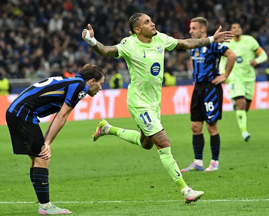 Raphinha (c) celebra tras anotar el 2-3 para el Barcelona ante el Inter de Milán en Liga de Campeones.
