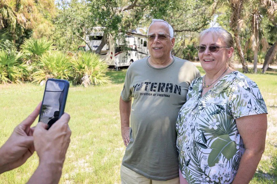 Louis Prevost (i), hermano mayor del papa León XIV, habla, junto su esposa, Deborah (d), el 9 de mayo de 2025, en su hogar, ubicado en Port Charlotte, Florida (EE.UU.). EFE/Cristóbal Herrera
