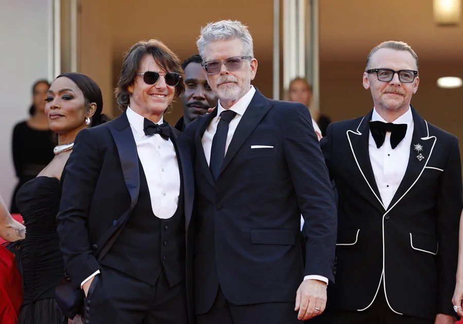 (i-d) Angela Bassett, Tom Cruise, el director Christopher McQuarrie y Simon Pegg, durante el estreno de 'Misión imposible: The Final Reckoning' en el Festival de Cannes, el 14 de mayo de 2025. EFE/Guillaume Horcajuelo