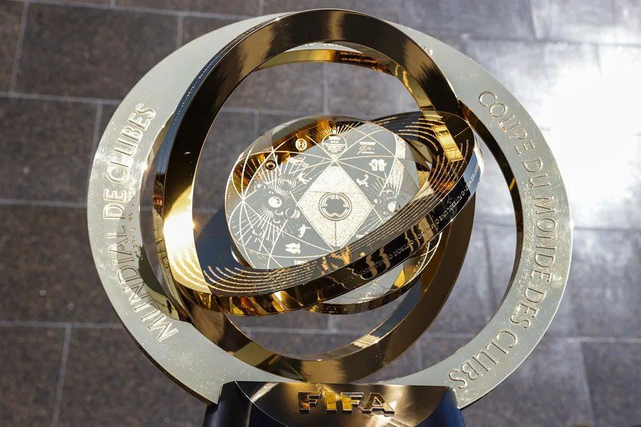 otografía que muestra el trofeo de la Copa Mundial de Clubes de la FIFA en el Monumento al Cristo Redentor este miércoles, en Río de Janeiro (Brasil). EFE/ André Coelho