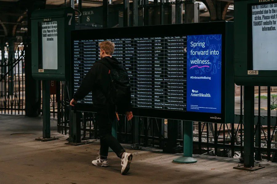 Una persona camina por una estación afectada por la huelga de maquinista de tren en Nueva Jersey, este 16 de mayo de 2025. EFE/Olga Fedorova