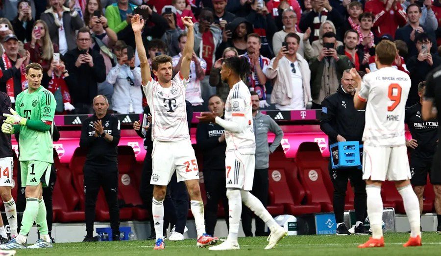 El futbolista alemán Thomas Müller (2i), del Bayern Múnich, abandona el campo durante un partido de la Bundesliga ante el Borussia Mönchengladbach, este 10 de mayo de 2025, en el estadio Allianz Arena. EFE/Anna Szilagyi