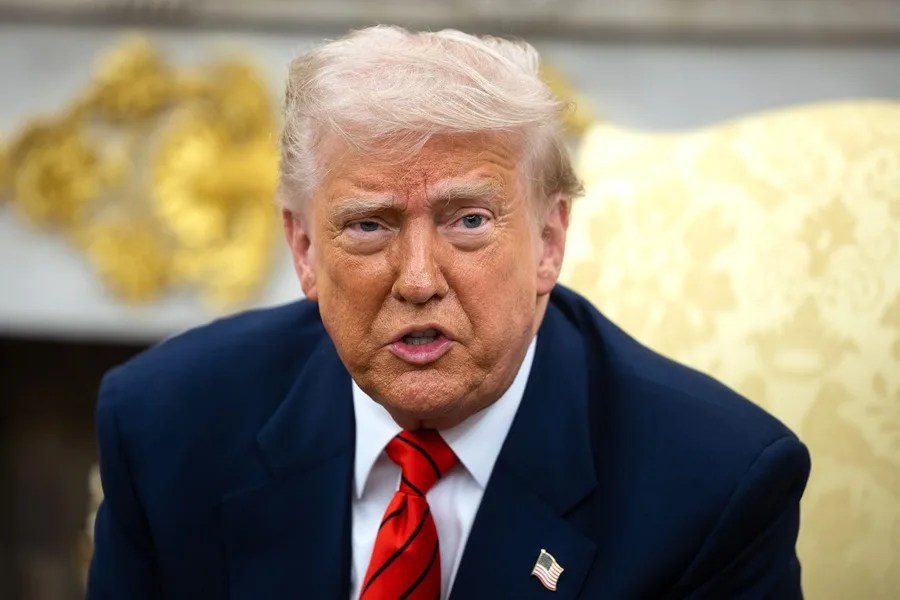 El presidente de Estados Unidos, Donald Trump, junto al primer ministro de Canadá, Mark Carney (fuera de cuadro), en el Despacho Oval de la Casa Blanca, este 6 de mayo de 2025. EFE/Francis Chung/Pool