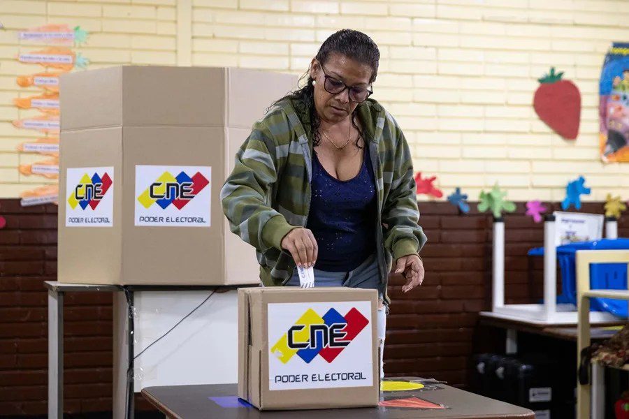 Una persona participando en un simulacro electoral en Caracas (Venezuela) en una imagen del 10 de mayo del 2025. EFE/ Ronald Peña
