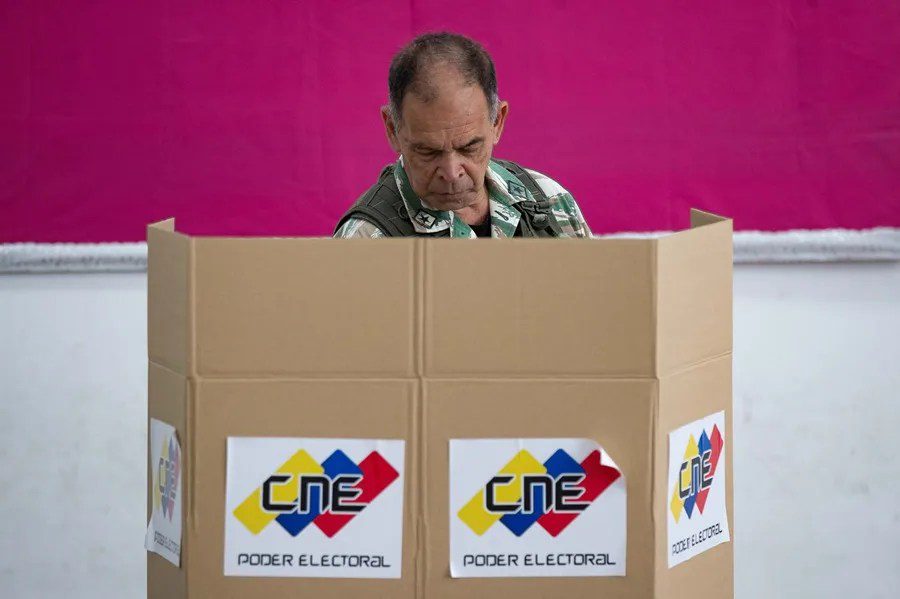 Un hombre vota durante un simulacro electoral en Caracas (Venezuela) en una imagen del 10 de mayo del 2025. EFE/ Ronald Peña