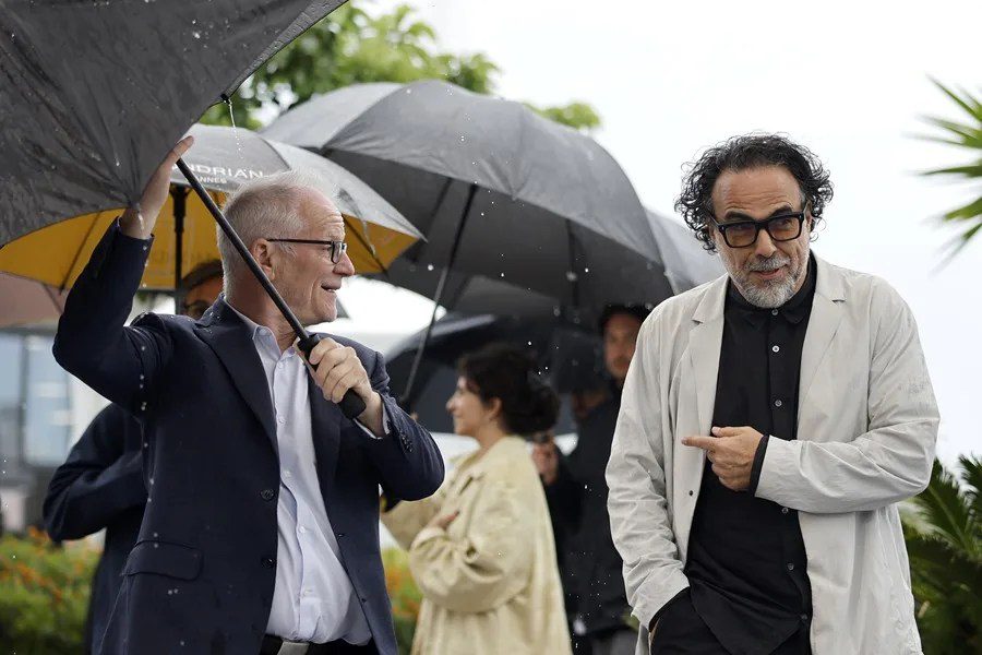 El director del Festival de Cannes Thierry Fremaux (i) y Alejandro González Iñárritu (d).