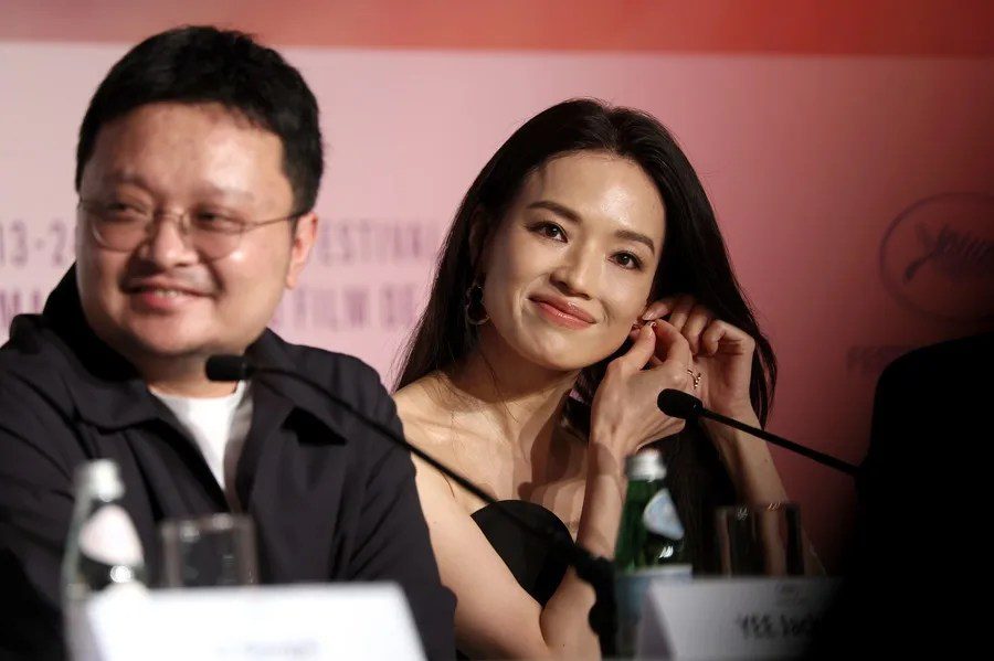 El director Bi Gan (izq.) y Shu Qi asisten a la conferencia de prensa de 'Resurrection' durante el 78.º Festival de Cine de Cannes
