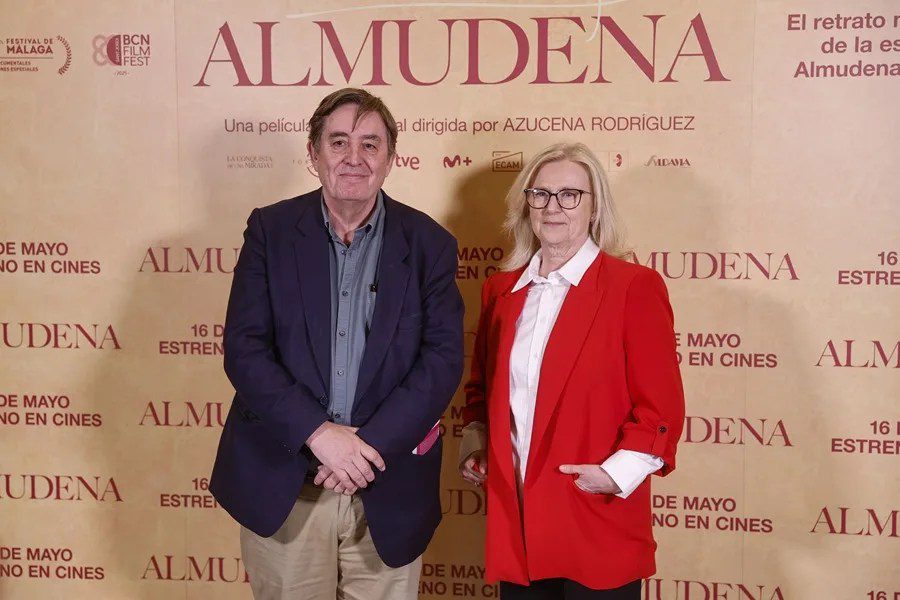 La directora del documental Azucena Rodríguez (d) y el poeta y director de Instituto Cervantes, Luis García Montero.