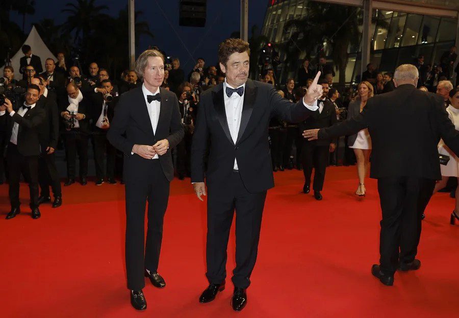 Wes Anderson (i) y Benicio del Toro en el festival de Cannes con la película