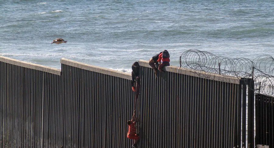 Migrantes mar Trump