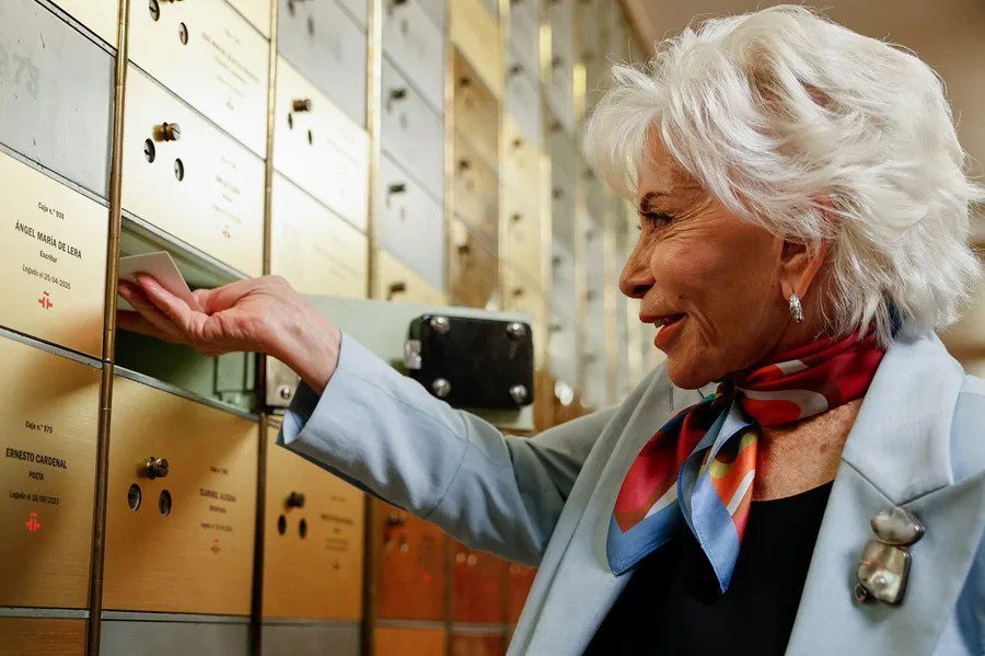 La escritora chilena Isabel Allende deposita su legado en la Caja de las Letras del Instituto Cervantes este jueves en Madrid.