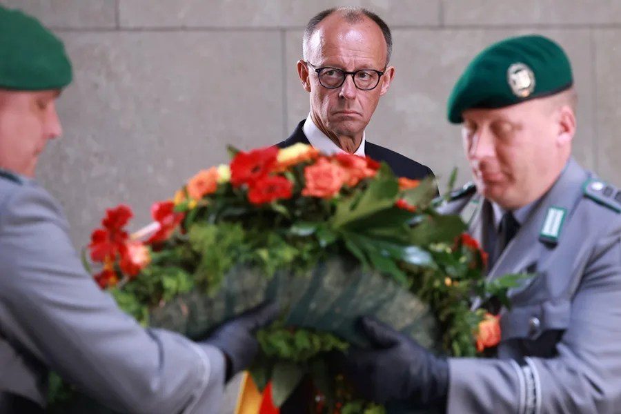 El canciller Friedrich Merz (centro) asiste a una ceremonia de ofrenda floral en el monumento conmemorativo «Neue Wache» (Nueva Guardia) para conmemorar el 80.º aniversario del fin de la Segunda Guerra Mundial