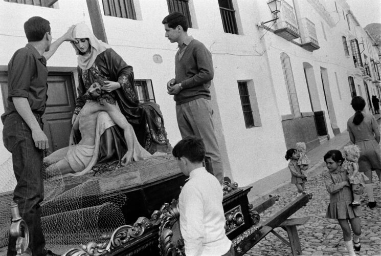 Joel Meyerowitz. Semana Santa, Mñalaga, España, 1997. Cortesía de Howard Greenberg Gallery