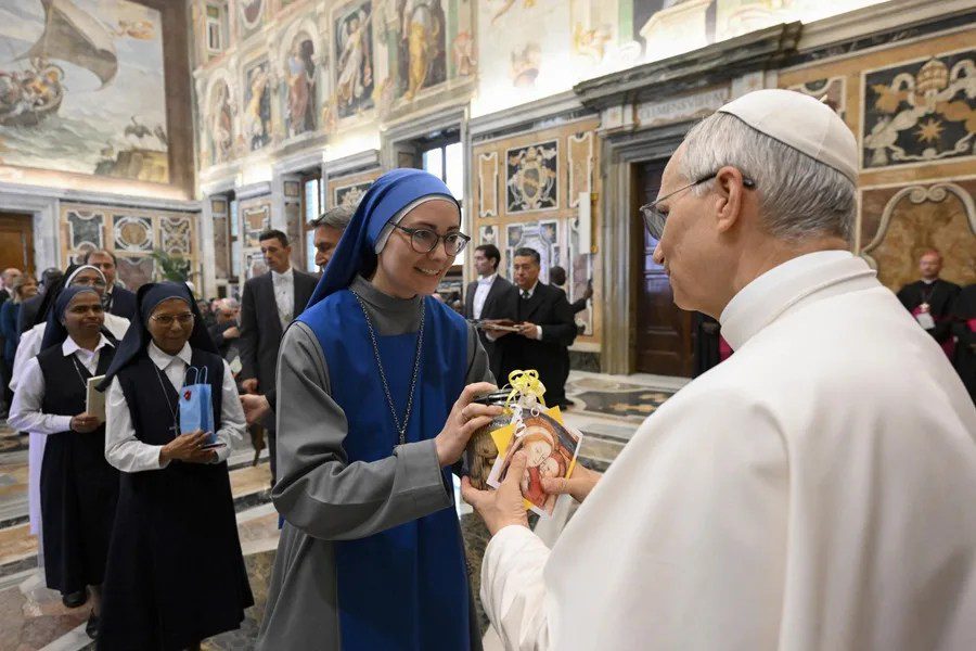 Una imagen proporcionada por Vatican Media muestra al papa León XIV recibiendo en audiencia a participantes en la Asamblea General de las Obras Misionales Pontificias en la Ciudad del Vaticano.