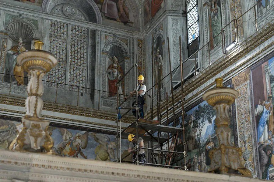 Trabajadores instalan las estufas y la chimenea en el interior de la Capilla Sixtina de cara al Cónclave, en la Ciudad del Vaticano.