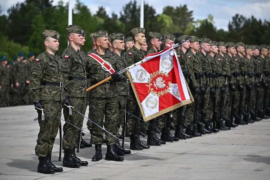 Soldados polacos participan en un pase de lista solemne con motivo del Día de la Victoria Nacional que conmemora el fin de la Segunda Guerra Mundial, en los terrenos de la Brigada Blindada de Varsovia General Tadeusz Kosciuszko en Varsovia - Wesola