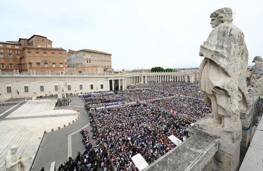 Vista general de la Plaza de San Pedro antes del rezo del Regina Caeli del Papa León XIV, en la Ciudad del Vaticano
