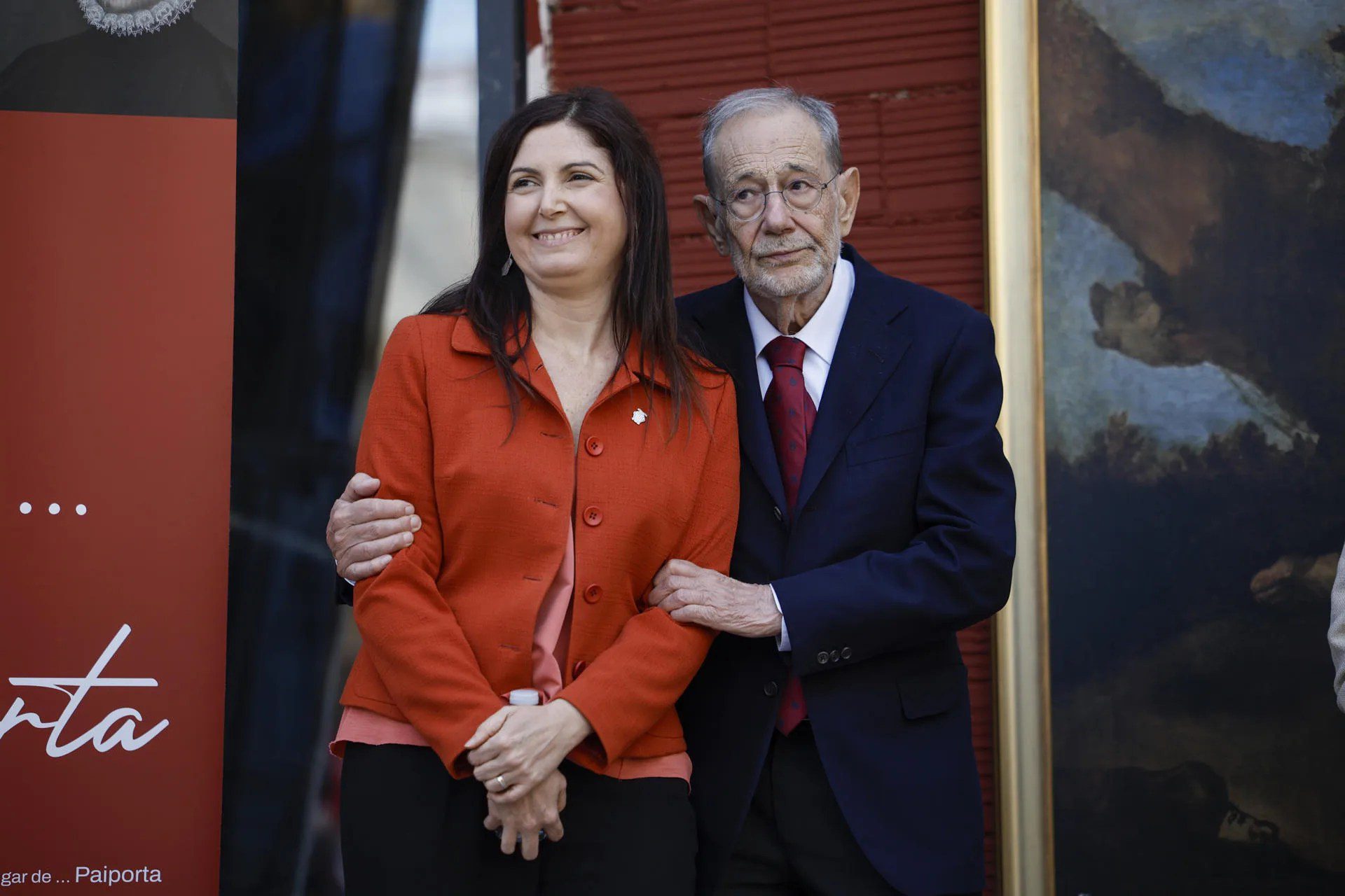 GRAFCVA7471. PAIPORTA (VALENCIA), 13/05/2025.- El presidente del Real Patronato del Museo Nacional del Prado, Javier Solana, abraza a la alcaldesa de Paiporta (Valencia), Maribel Albalat, durante la presentación de la iniciativa del Museo Nacional del Prado En un lugar de… , que convierte calles y plazas de 12 localidades de Valencia y 1 municipio de Castilla la Mancha en un espacio de arte al aire libre y en símbolo de recuperación emocional y de comunidad tras la dana de octubre. EFE/Biel Aliño