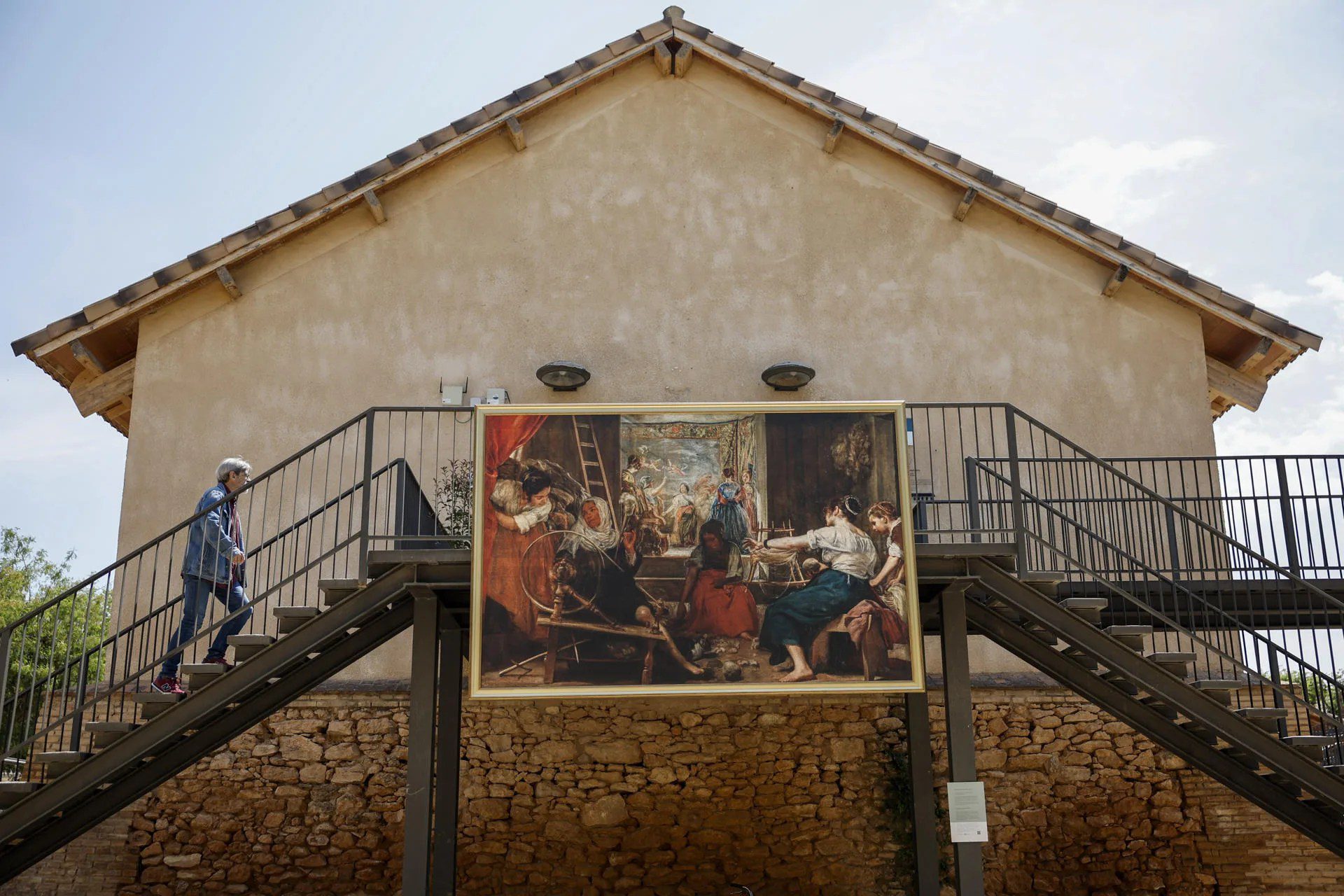 FOTODELDÍA PAIPORTA (VALENCIA), 13/05/2025.- Una persona pasa ante el cuadro de Diego Velázquez