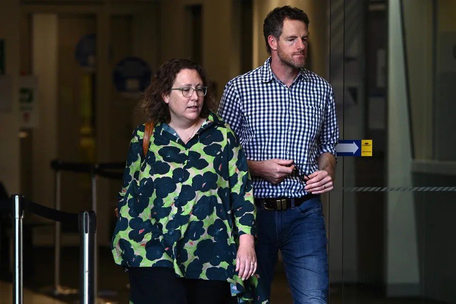 La enfermera titulada Lisa Shannon (izq.) se retira tras testificar en el caso de Erin Patterson ante la Corte Suprema en los Tribunales del Valle de Latrobe en Morwell, Victoria, Australia, el 6 de mayo de 2025.