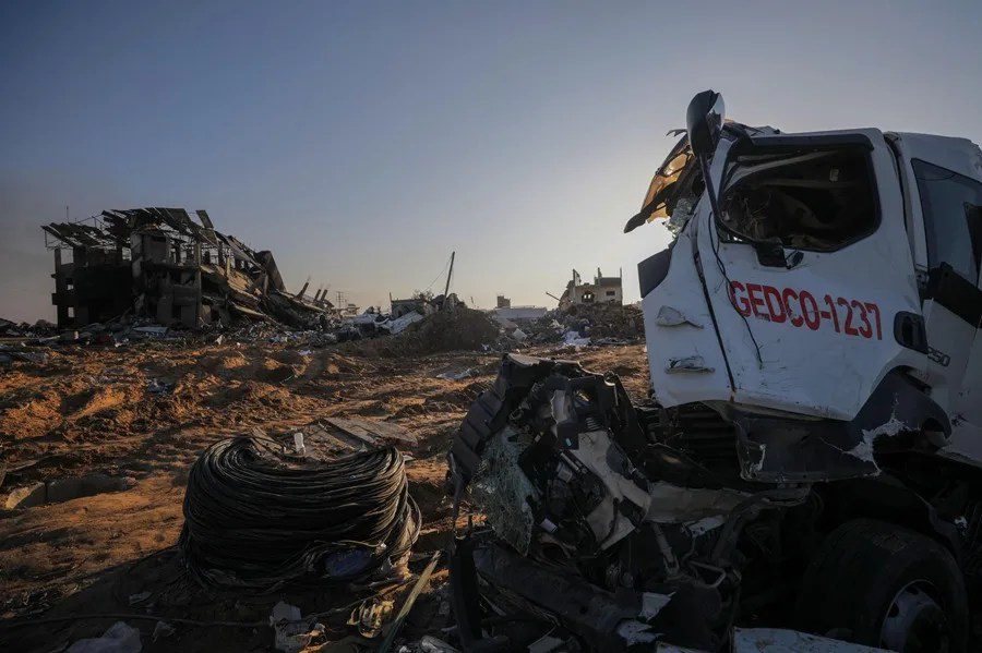 Fotografía de archivo de la destrucción en un campo de refugiados en la Franja de Gaza, donde trabajadores humanitarios ofrecían ayuda a la población. EFE/Mohammed Saber