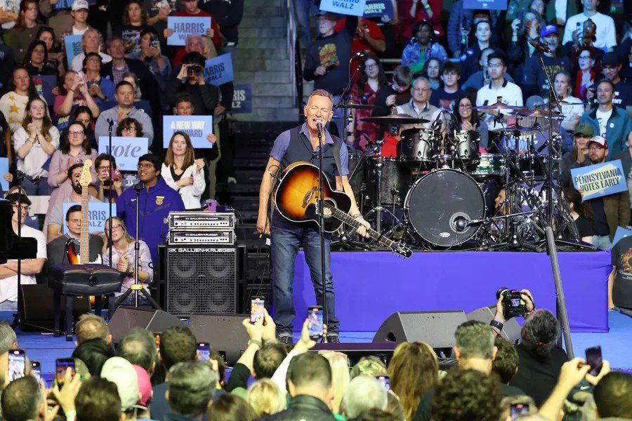 El cantante Bruce Springsteen, durante un concierto en Filadelfia para respaldar a Kamala Harris.