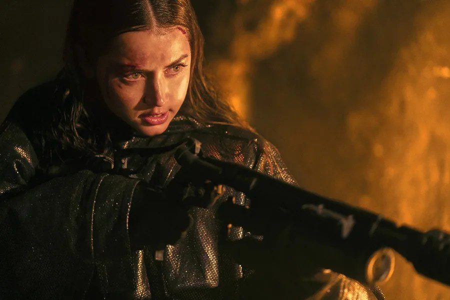 Fotograma cedido por Lionsgate donde aparece Ana de Armas como Eve, durante una escena de la película de acción 'Ballerina'.