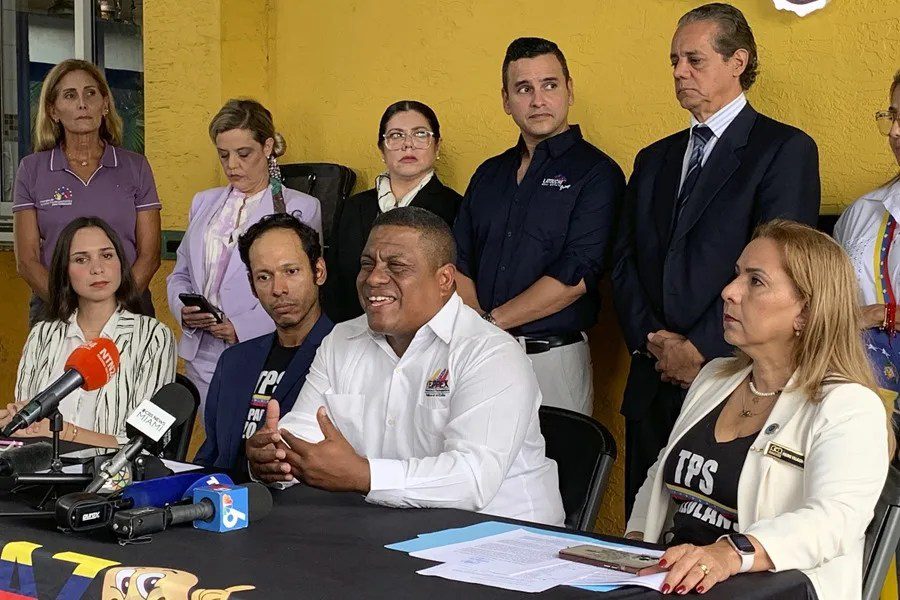 Los venezolanos denuncian estar entre la espada y la pared por la persecución en Venezuela y EE.UU.