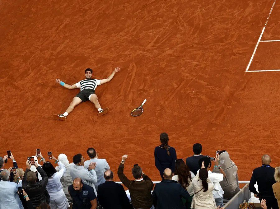 El español Carlos Alcaraz celebra la victoria en la final del Abierto de Francia en Roland Garros en París, Francia.