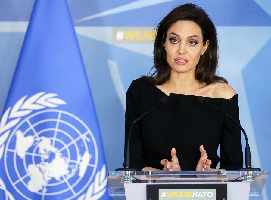 La enviada especial del Alto Comisionado de la ONU para los Refugiados, la actriz Angelina Jolie, en una conferencia de prensa.