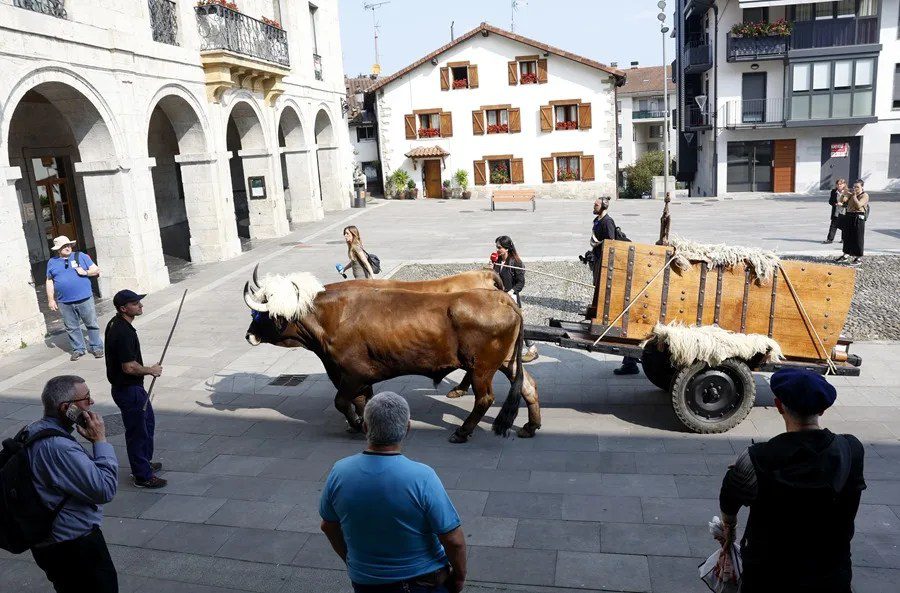Comienzo de la peregrinación de siete jornadas que trasladará las réplicas de las puertas de San Miguel de Aralar en un carro de bueyes